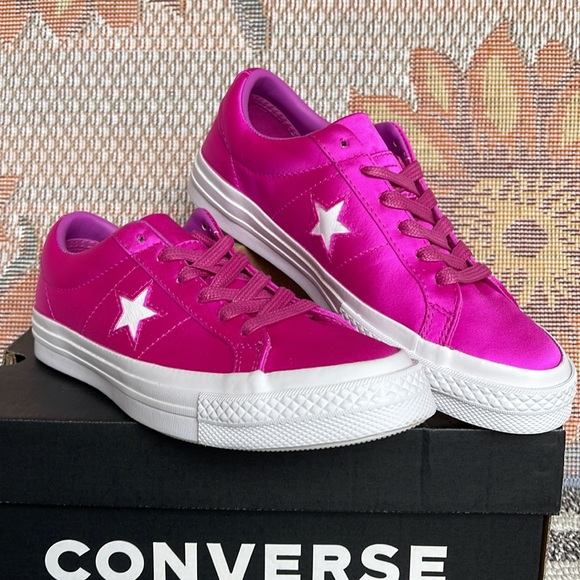 Converse WMNS 161197C
ONE STAR OX
HYPER MAGENTA/HYPER MAGENTA Sneakers - Picture 5 of 16